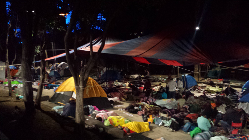 Los manifestantes colocaron carpas y casas de campaña para pasar la noche en la Plaza de la República.