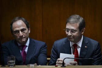 El primer ministro, Pedro Passos Coelho (d), y el viceprimer ministro, Paulo Portas (i) no ocultan su decepción tras su derrota en el parlamento