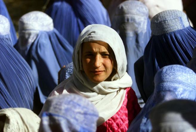 Una mujer afgana aparece con la cara descubierta entre un grupo de mujeres con burka, en Kabul