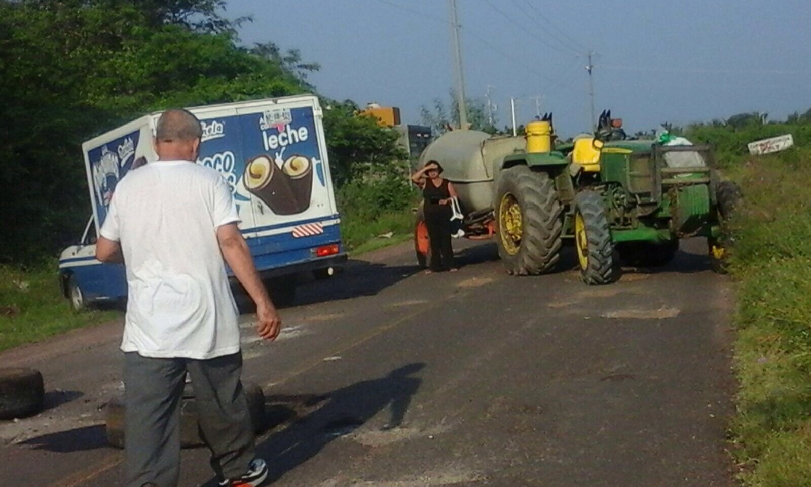 El presidente municipal de Buenavista, Lorenzo Barajas Heredia dijo desconocer quiénes son los hombres armados que bloquearon la carretera.