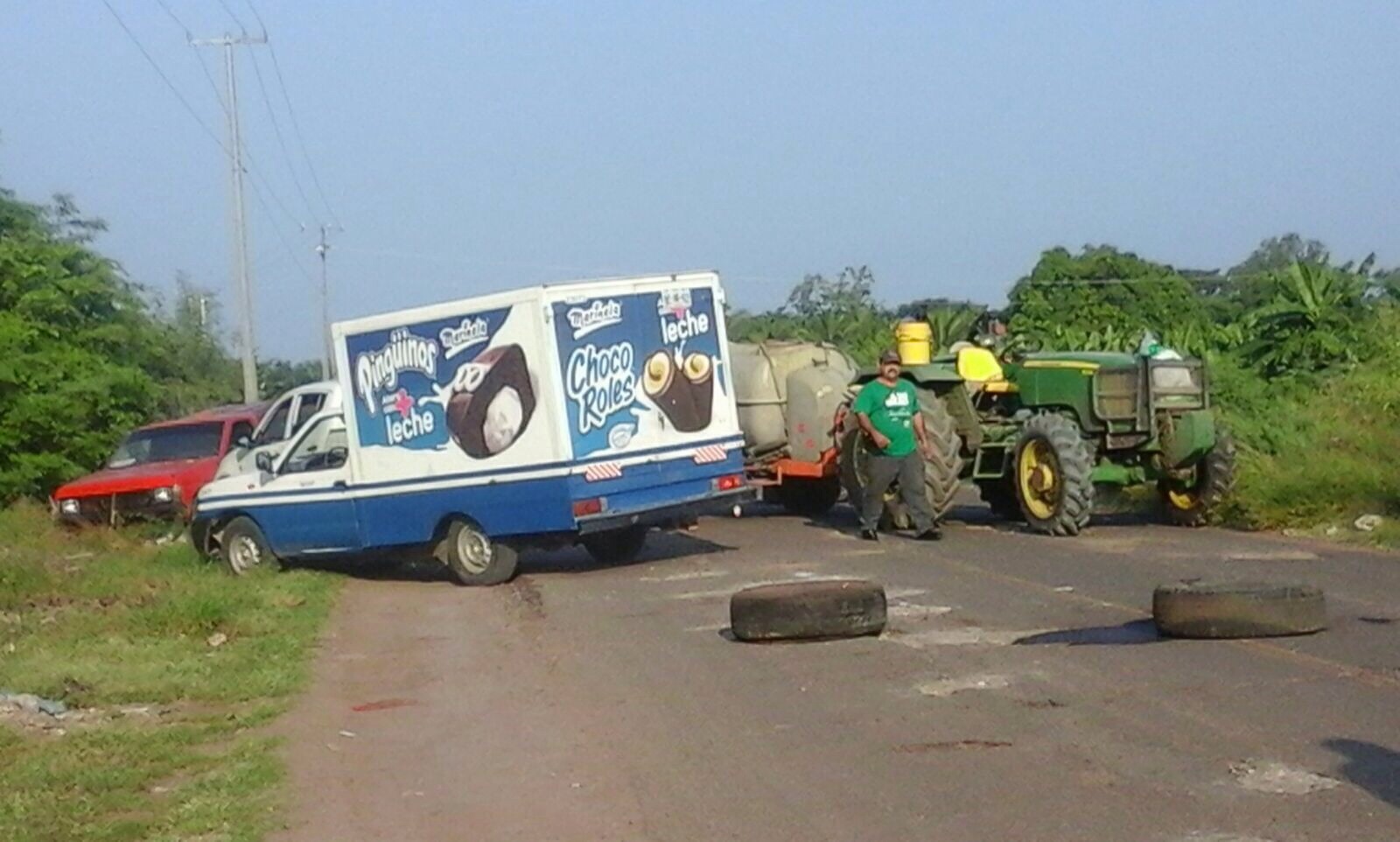 El presidente municipal de Buenavista, Lorenzo Barajas Heredia dijo desconocer quiénes son los hombres armados que bloquearon la carretera.