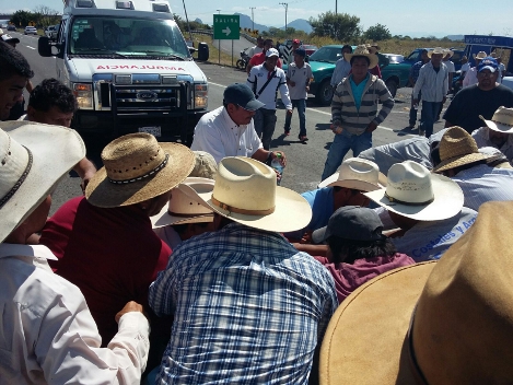 Productores agrícolas se resistían a liberar la vialidad hasta conseguir apoyos para enfrentar la grave crisis por la que atraviesan.
