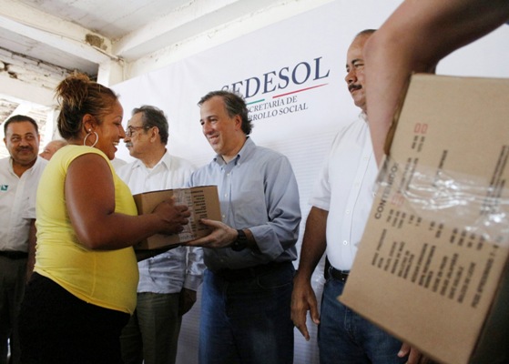 El secretario de Desarrollo Social, José Antonio Meade, en las comunidades afectadas por el huracán "Patricia" en Colima.