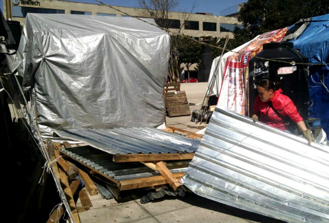 Trabajadores de la delegación Cuauhtémoc retiraron la mayor parte del campamento de la CNTE instalado en la explanada del Monumento a la Revolución.
