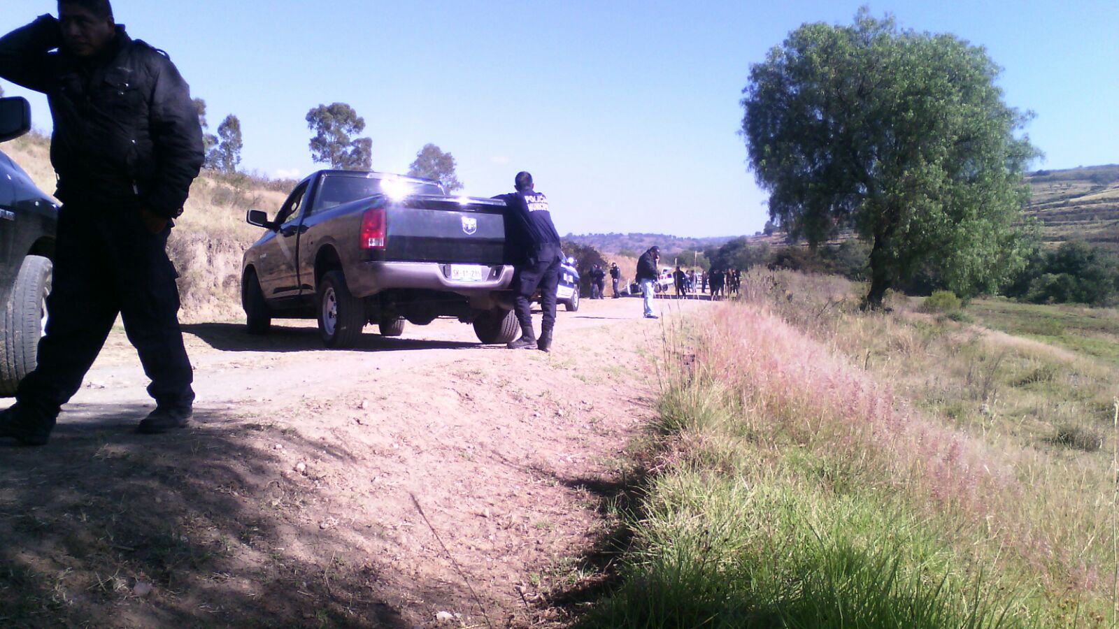 La policía se trasladó hasta el lugar donde fue reportado un carro abandonado. 