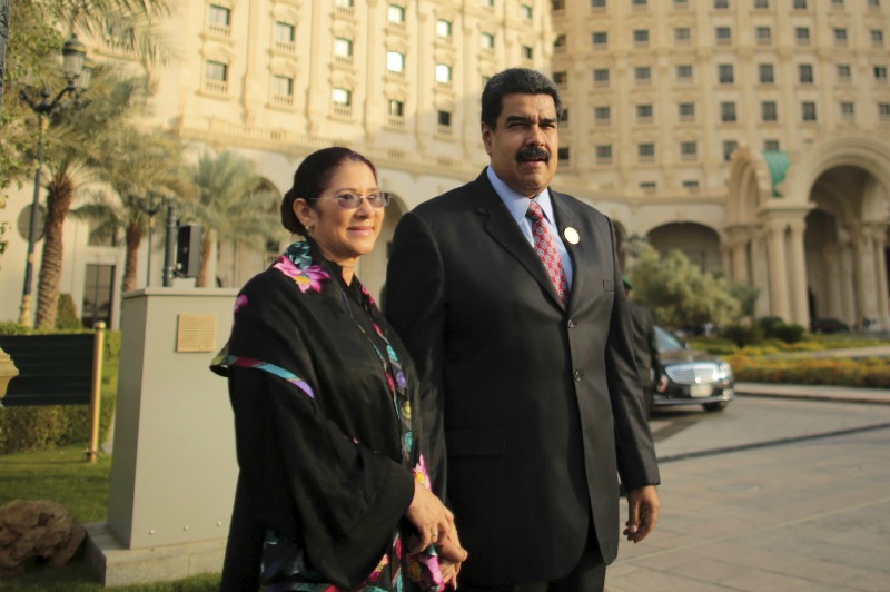 El presidente de Venezuela, Nicolás Maduro, y su esposa Cilia Flores en Riad, durante la IV Cumbre de jefes de Estado y de Gobierno de América del Sur
