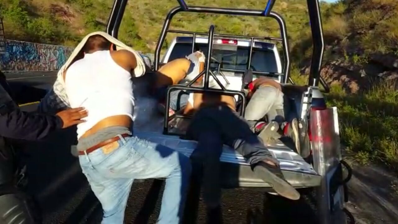 Trece normalistas fueron detenidos y entregados al personal de la Policía Ministerial.