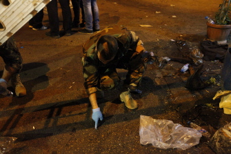 Forenses del ejército libanés buscan evidencias en el lugar del atentado, en el suburbio de Burj al Barajne, en el sur de Beirut