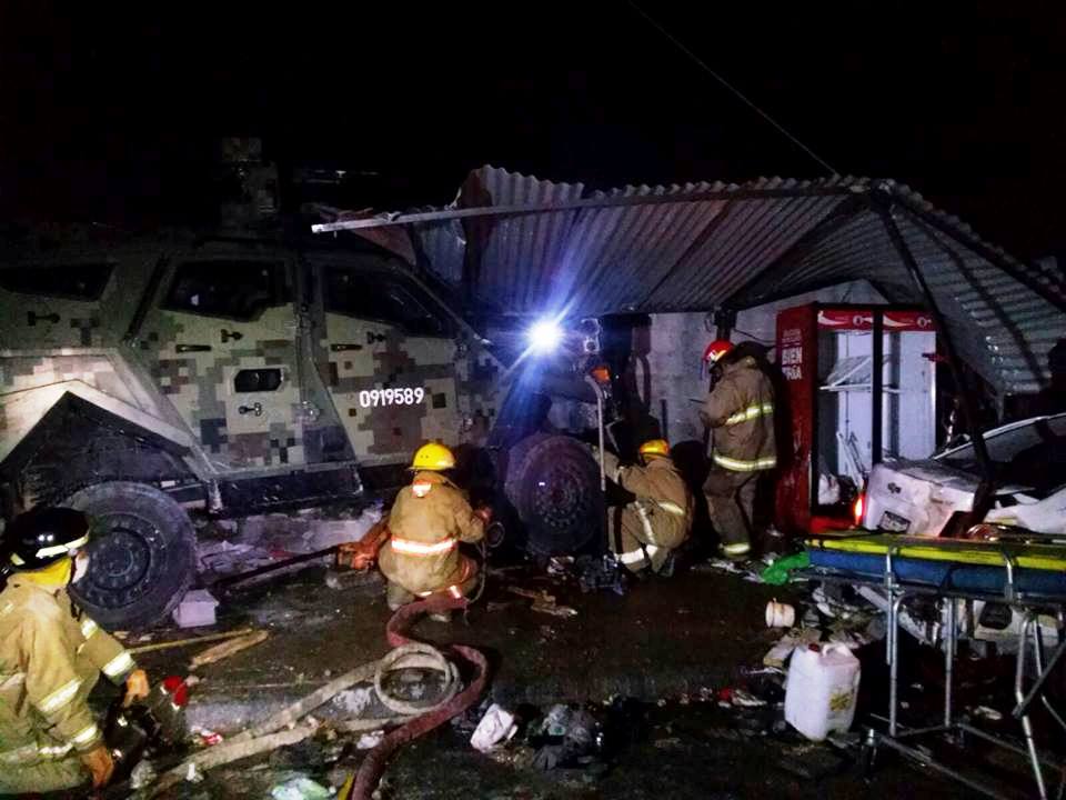 La unidad de la Sedena se impactó contra una taquería en Reynosa.