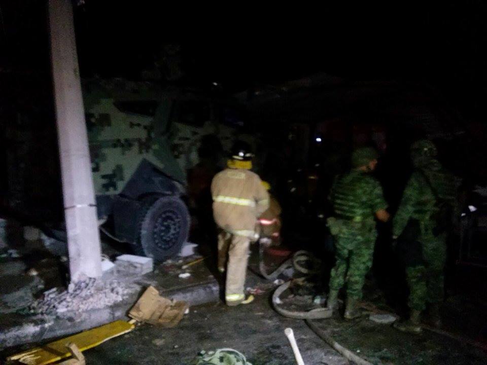 Militares revisan sitio de accidente del vehículo militar 'gato de arena'.