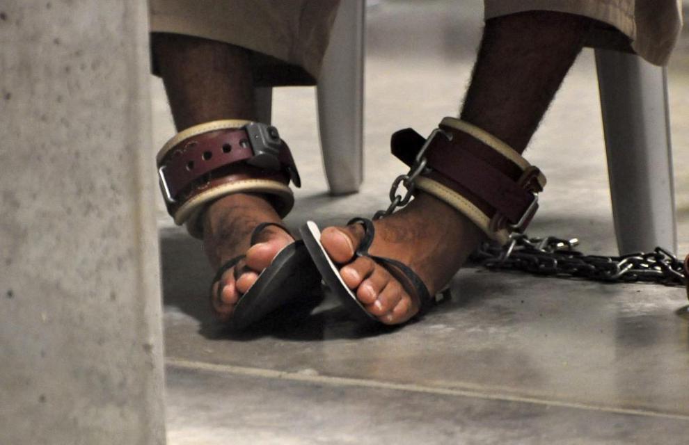 Los pies de un preso de Guantánamo, mientras asiste a una clase llamada "Habilidades para la vida"