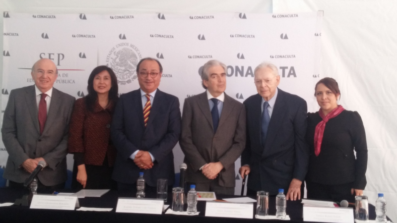 Rafael Tovar y de Teresa al centro, al lado de Gonzalo Martínez Corbalá y Otto Granados, en el anuncio de La exposición pendiente 1973-2015. Orozco, R