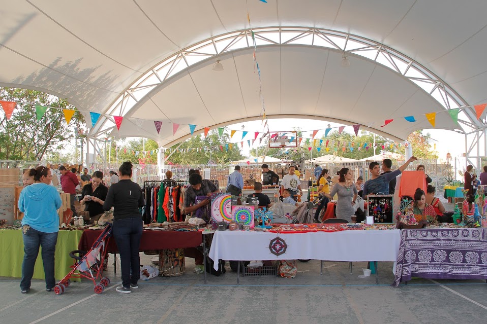 Ecos de colores envuelven el pabellón donde artesanos tienen a la venta diversos objetos.