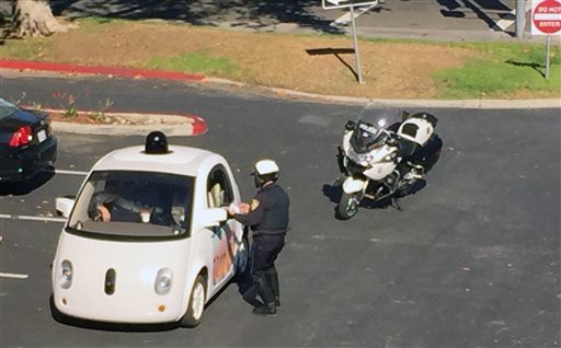El coche fue detenido por ir a menos de la velocidad recomendada. 