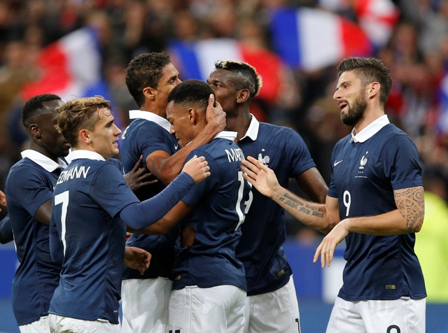 Giroud y la selección francesa festejaron enmedio de la tragedia