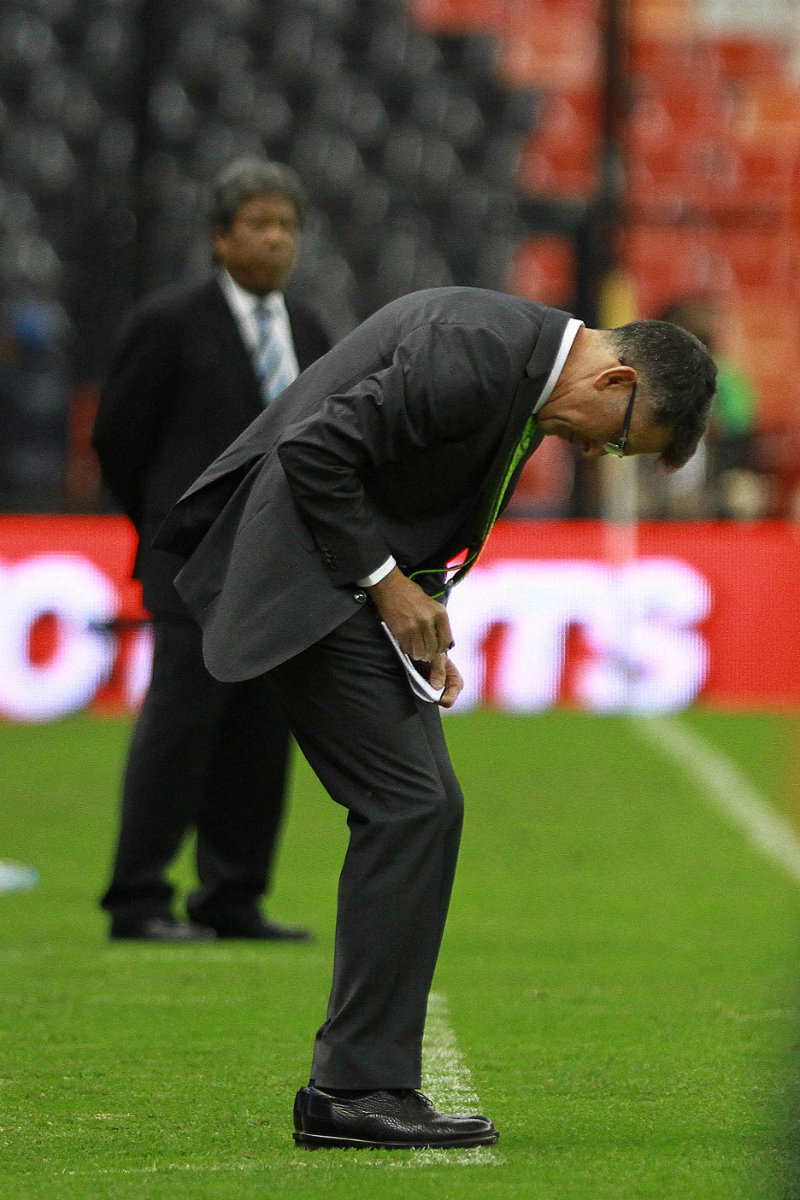 Juan Carlos Osorio apuntando en su libreta durante el juego 