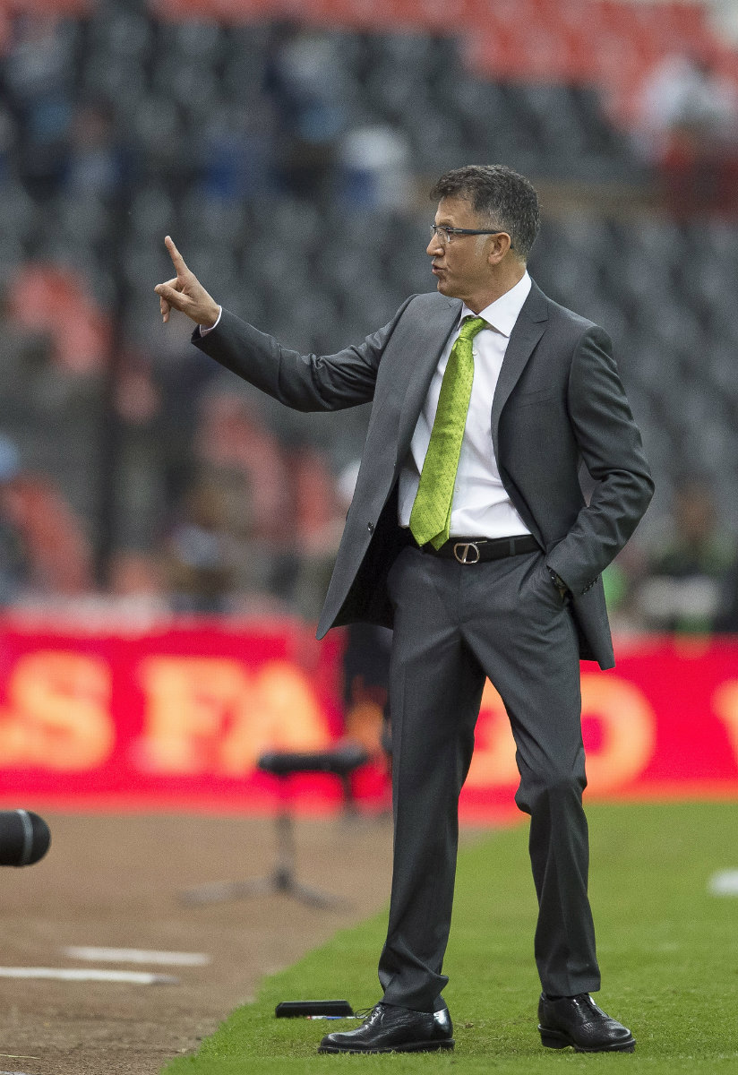 Juan Carlos Osorio dando instrucciones en su primer partido al frente del Tricolor