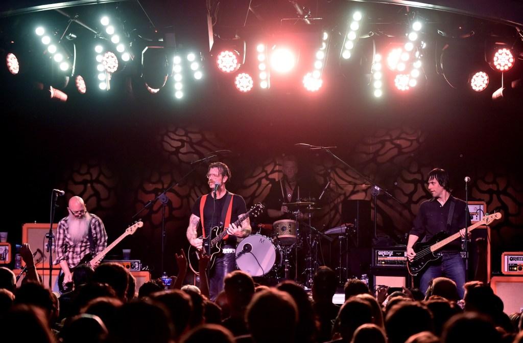 Los músicos Dave Catching, Jesse Hughes, Josh Homme y Matt McJunkins de la banda Eagles of Death Metal.