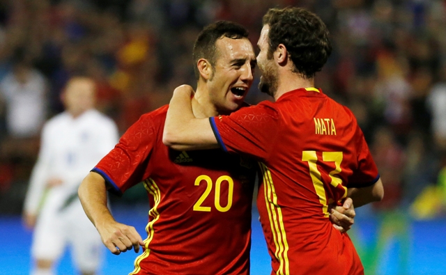 Santi Cazorla festeja el segundo gol de España frente a Inglaterra