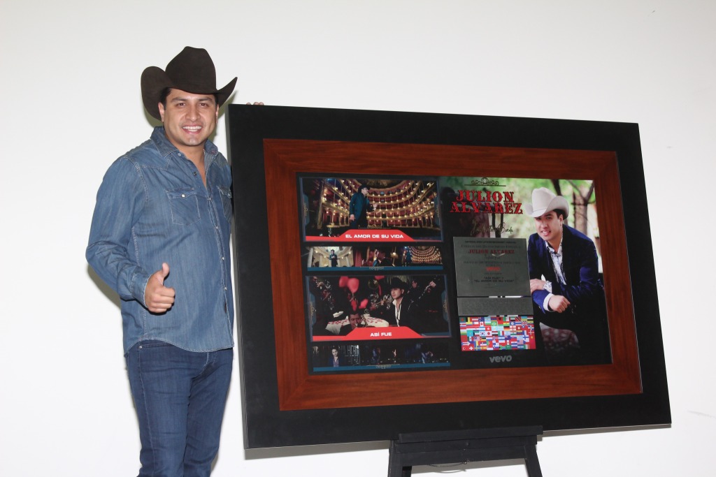 Julión Álvarez fue reconocido por las 300 millones de visitas en Vevo con los videos "Así fue" y "El amor de su vida". 