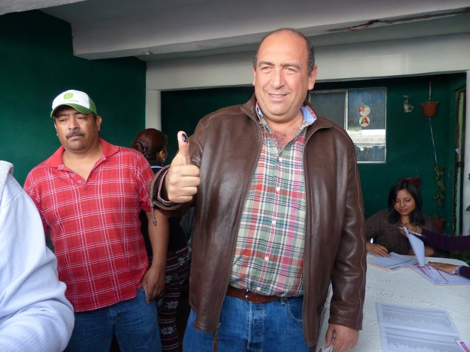 El gobernador Rubén Moreira acudió a la colonia Loma Linda para emitir su voto.