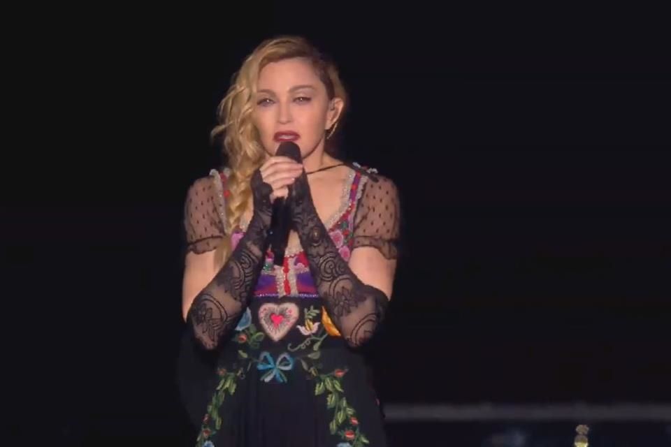 Madonna no pudo contener el llanto. 