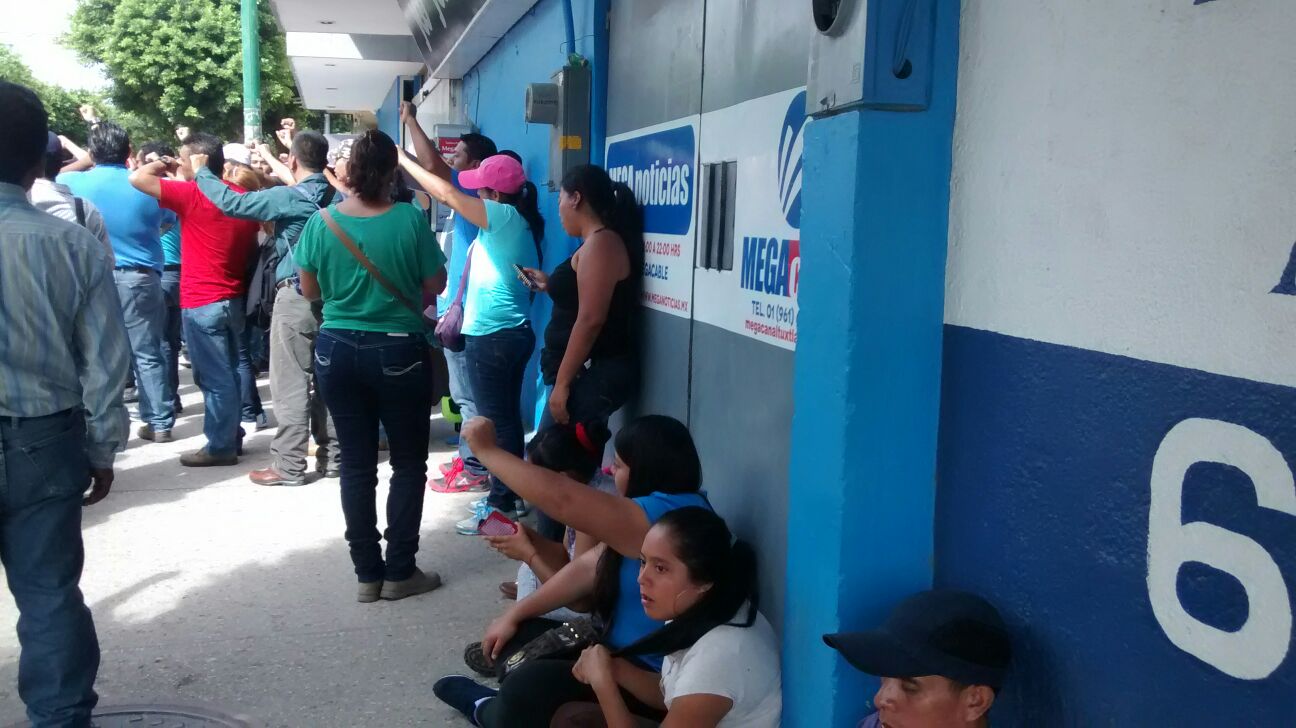 Maestros de la CNTE tomaron emisoras locales de radio y tv en Tuxtla Gutiérrez.