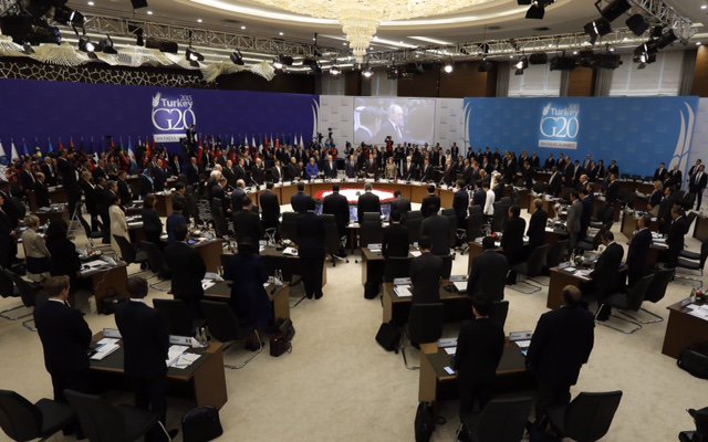 Los mandatarios guardaron un minuto de silencio en honor a las víctimas de los atentados en Turquía
