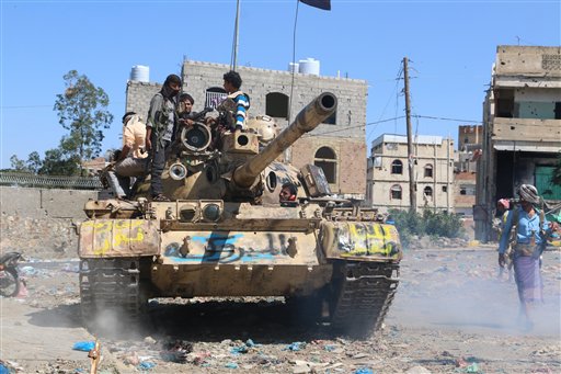Combatientes tribales yemeníes se preparan para tomar posiciones en una calle durante las luchas con los rebeldes chiitas hutíes en Taez