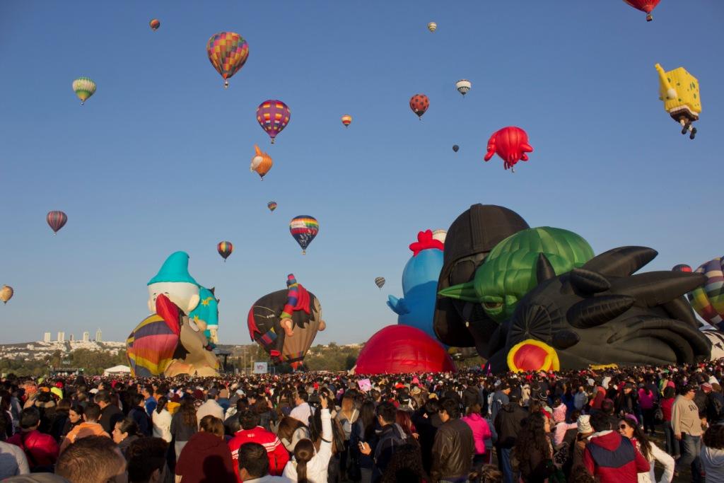 Con el despegue simultáneo de 200 globos aerostáticos se realizó la clausura del Festival Internacional del Globo 2015 en León, Guanajuato.