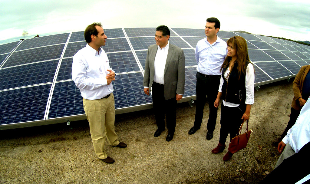 El Gobernador de Durango, Jorge Herrera, de visita en el huerto solar.