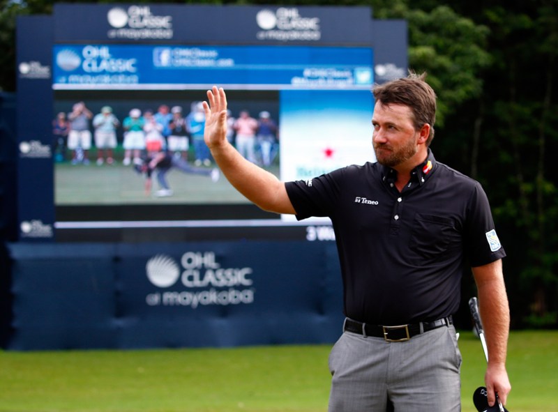 Graeme McDowell de Irlanda del Norte celebra en el green del hoyo 18 en la ronda final del OHL classic de Mayakoba 