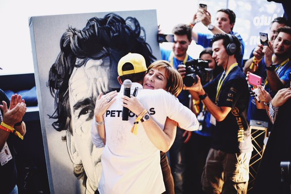 Hamilton recibe un retrato de Senna 