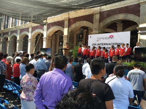 En iglesias de Morelos guardaron un minuto de silencio en recuerdo de las más de 130 personas muertas en París.