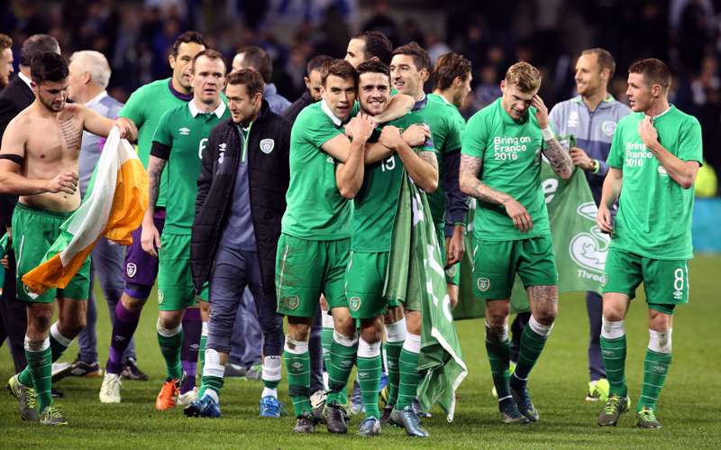 Jugadores de Irlanda celebran el triunfo 