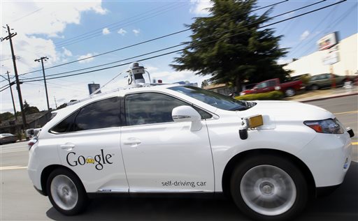 Un Lexus autónomo de Google recorre las oficinas de la compañía en Mountain View, California 