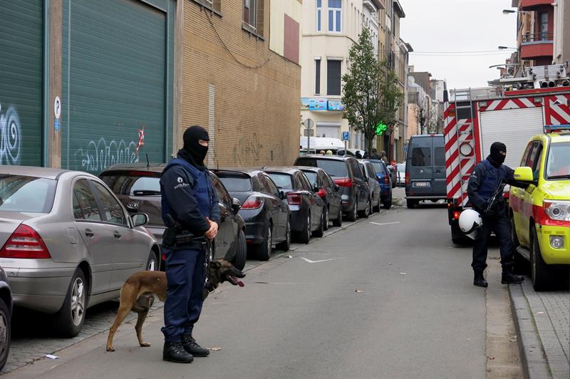 Policías belgas, durante una operación hoy  en el distrito bruselense de Molenbeek en el que una persona ha sido arrestada