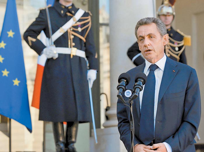 El ex presidente conservador Nicolas Sarkozy fustigó a Hollande. 