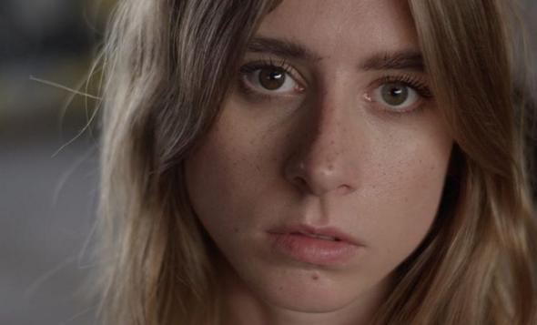 Remi Brixton, fundadora de Freck Yourself, luciendo su invento