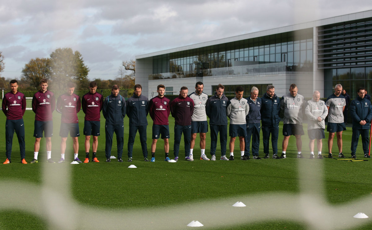 Selección de Inglaterra en un minuto de silencio previo a su entrenamiento 