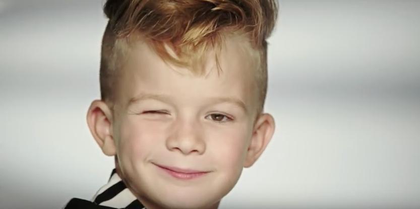 Uno de los protagonistas del comercial para Moschino Barbie 