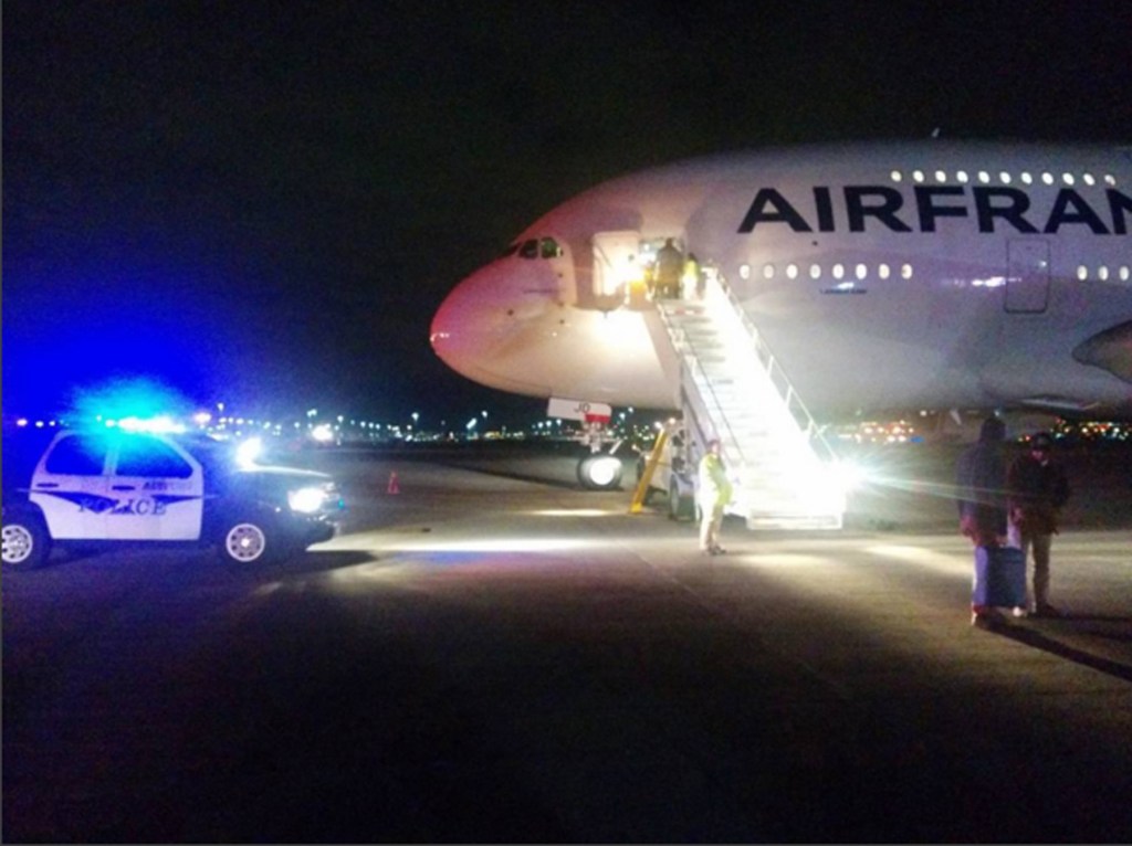 El avión de Air France, que había despegado desde Los Ángeles y se dirigía a París, en la pista de aterrizaje del aeropuerto de Salt Lake City, a dond