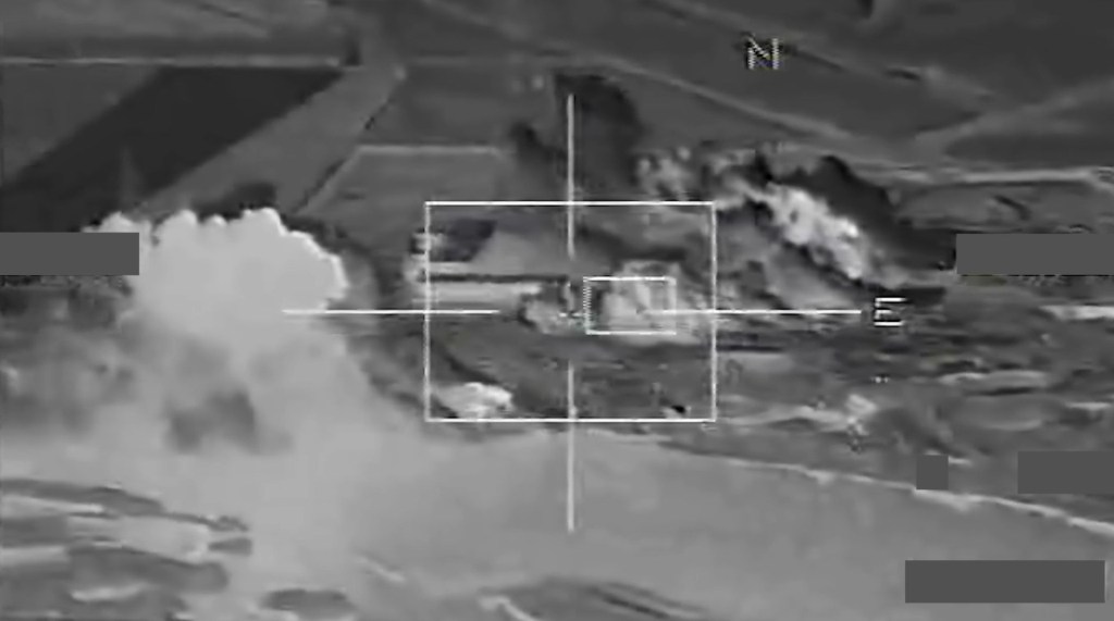 Aviones de combate franceses durante uno de los bombardeos a sitios operacionales del Estado Islámico en la ciudad de Raqa, en Siria.