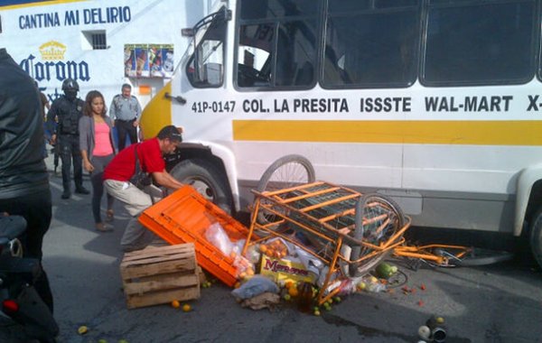 El comerciante quedó debajo del vehículo de transporte público.