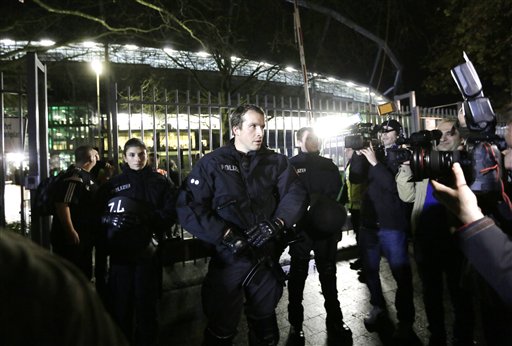 Integrantes de la policía salen del estadio de Hannover 