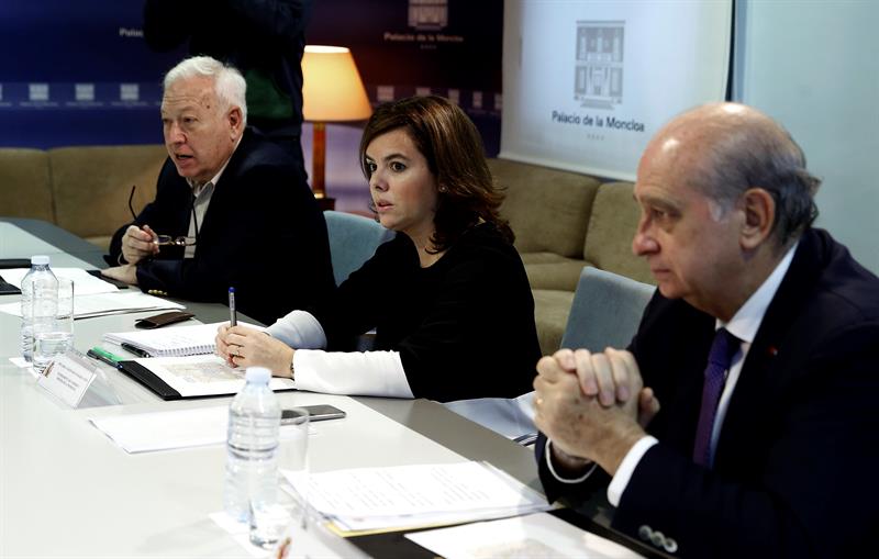 Jorge Fernández Díaz, la vicepresidenta Soraya Sáenz de Santamaría, y el canciller José Manuel García-Margallo (i) en una reciente reunión