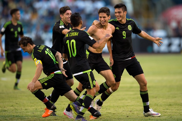 Jürgen Damm y el Tri celebran la victoria de México en San Pedro Sula