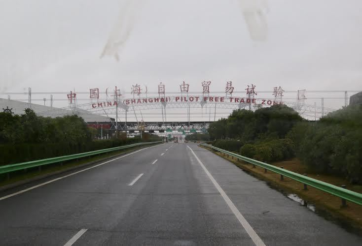 El puerto se encuentra en la isla de Zhejiang, que se conecta a Shanghái a través del puente de Donghai