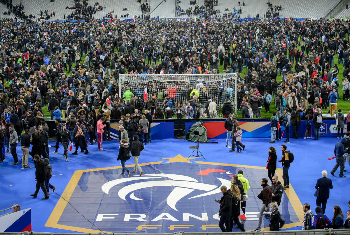 Aficionados en el centro del Stade de France tras las explosiones y ataques del pasado viernes 