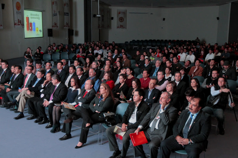 Empresarios, políticos, estudiantes y público en general acudieron a la ceremonia.
